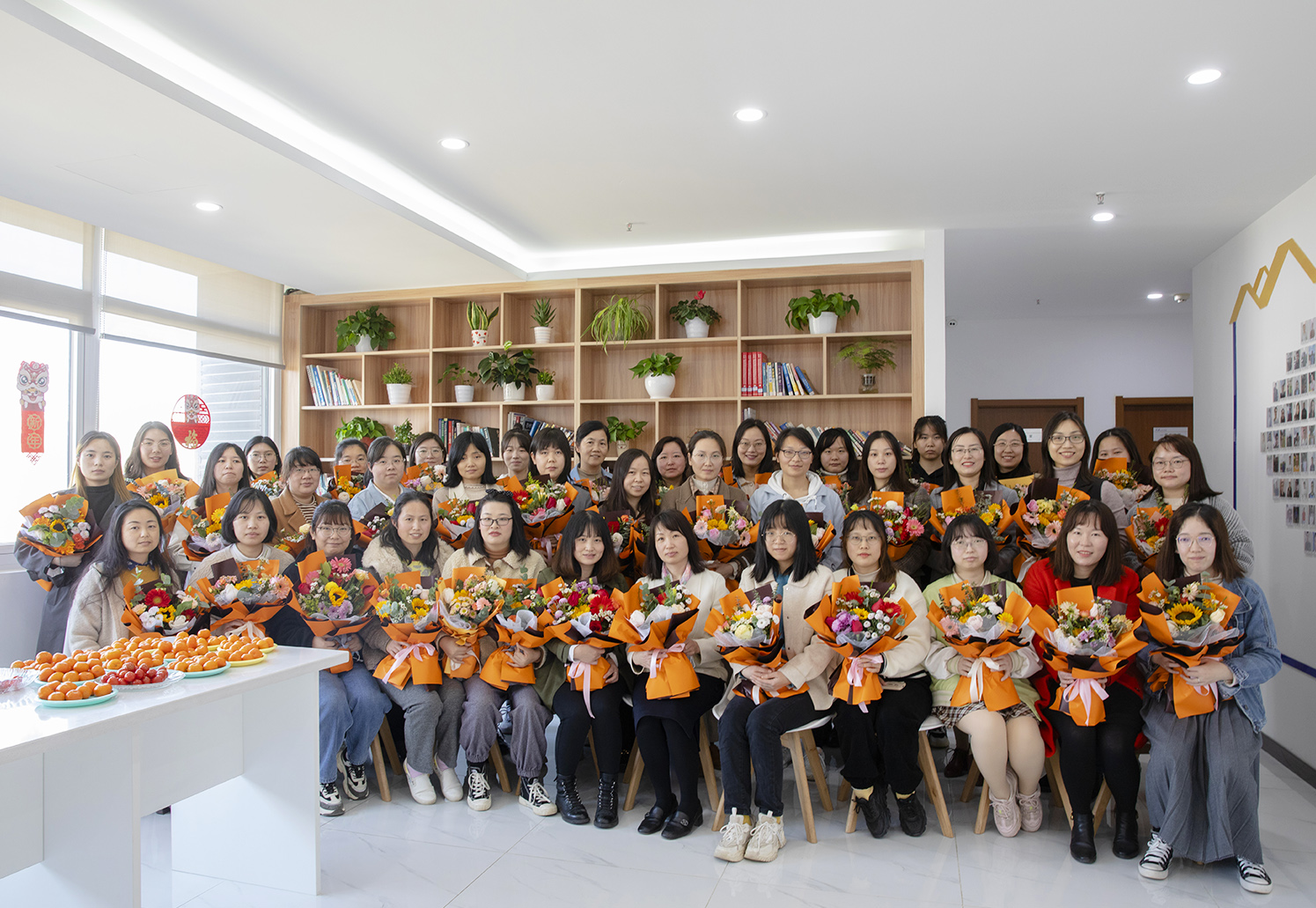 歡慶節(jié)日，愿開目女神一生笑靨如花